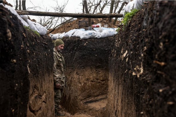 Український солдат в окопі Донецької області 