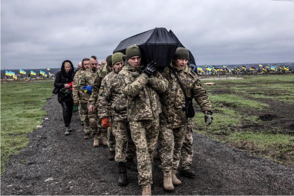 Українські солдати несуть труну з 26-річним Владом на цвинтарі у Дніпрі 