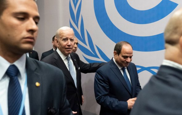 Президент Джо Байден та президент Єгипту Абдель Фатах Ас-Сісі залишають саміт ООН 11 листопада 2022 року в Шарм-ель-Шейху 