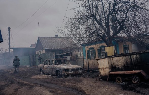 Робітники ремонтують лінії електропередач, що впали в Костянтинівці 