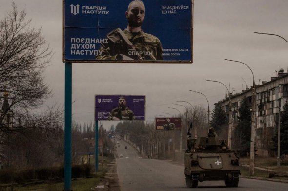 Рекламні щити, присвячені героям-воїнам, у рамках кампанії призову 