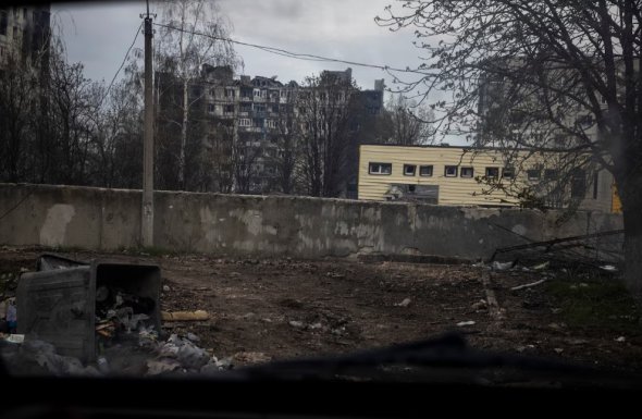 Солдат ЗСУ йде до позиції на даху зруйнованої будівлі у Бахмуті 