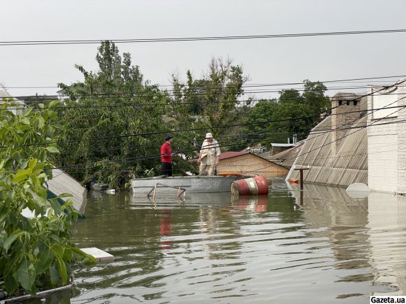 На Лівому березі вода розмила боєприпаси та міни, які зберігались у військових точках та складах росіян поблизу Дніпра. Вибухонебезпечні снаряди наразі дрейфують по воді через що можуть нести загрозу цивільним