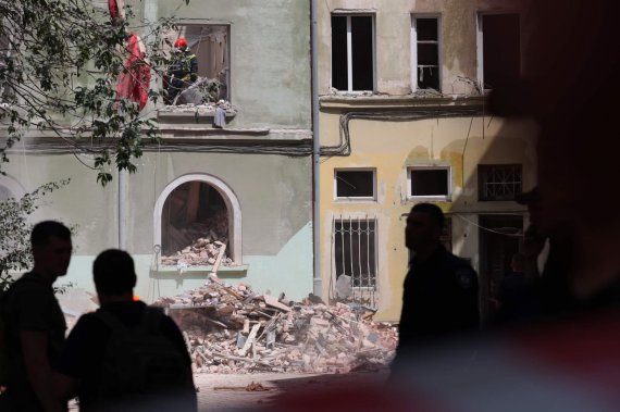 Наслідки російського ракетного удару по житловому будинку у Львові