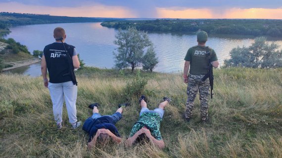 У Чернівецькій області прикордонники затримали двох чоловіків, які планували перепливти річку Дністер на надувному матраці