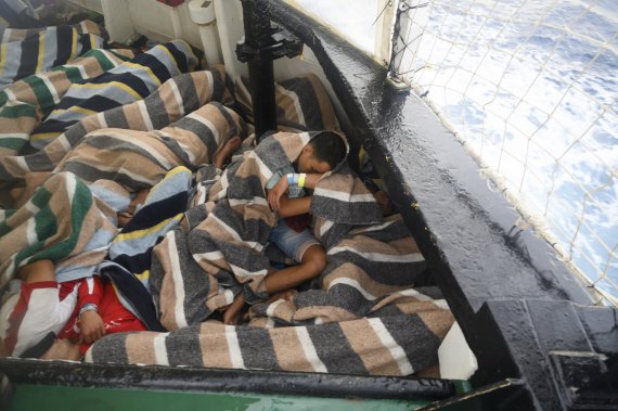 Біля берегів Італії перекинулись човни з мігрантами