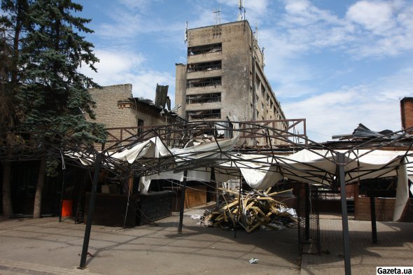 Піцерія в центрі міста зруйнована, пошкоджені багатоквартирні будинки поряд