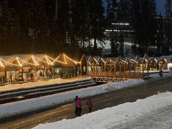 У Буковелі тільки почали встановлювати ярмарок. Власники яток готують їх до сезону - ремонтують, встановлюють всередині полиці для товару