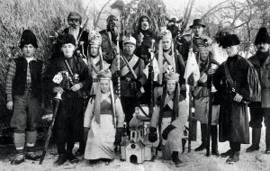 Молодь із вертепом колядує на Різдво, 1920–1930 роки, Рахівщина