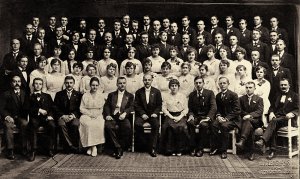 Українську республіканську капелу було створено 16 січня 1919 року музичним відділом Міністерства освіти УНР за дорученням голови Директорії Симона Петлюри для популяризації української культури за кордоном. Травень 1919 року, під час виступів у Празі