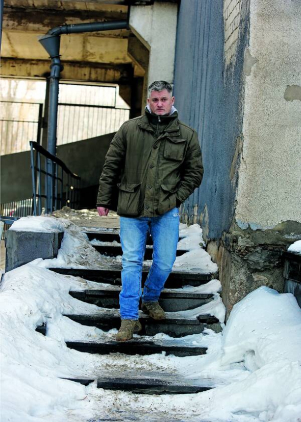 Конрад КАМІЛЬСЬКИЙ, 45 років, ветеран АТО. Народився у Польщі в Сілезії. Батько – бухгалтер. Мати – російський філолог, по батьку – напівукраїнка. Прадід був українським націоналістом. Дід відмовився від польського громадянства. Навчався у Вищій військовій школі. Закінчив Варшавський університет за напрямком ”практична соціологія”. Нарколог. 12 років мав два реабілітаційні центри для наркозалежних. Три роки жив у Маямі, США. З початком фінансової кризи 2008-го переїхав до Лондона. Мешкав по сусідству з будинком Ріната Ахметова. Понад півтора року служив у батальйоні ”Донбас”. Був штурмовиком, потім – в особистій охороні комбата. У Штабі визволення патріотів допомагає бійцям, проти яких порушені кримінальні справи. Ініціатор створення в Україні незалежної профспілки ”Рівність”. Працює інструктором з парашутного спорту, має 3,5 тисячі стрибків. Пише книжку про війну на Донбасі. ”Зупинився на 300 сторінках. Поки що не розумію, як її завершити, бо змінились мої погляди, ідеї”. Про родину не розповідає – з причин безпеки. Живе у Варшаві та Києві