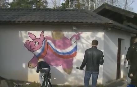 Активісти намалювали свиню на вході до помешканна Гонтаревої