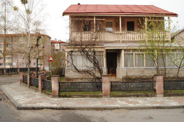 Будинок у Єреванському кварталі Славутича 