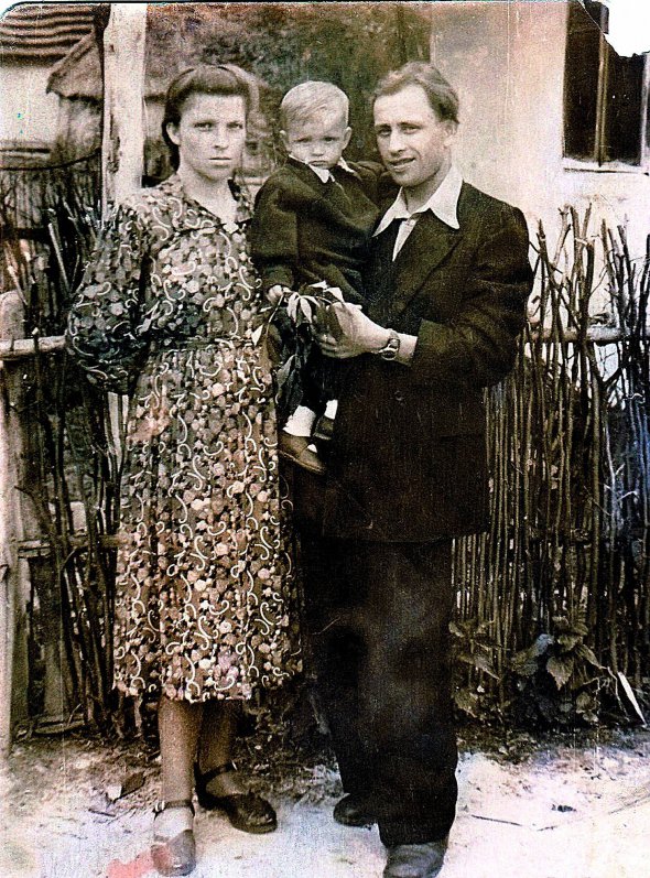Марія Кобилюх із сином Ярославом і чоловіком Олексієм біля своєї хати в селі Журавники поблизу Львова. Фото 1958 року 