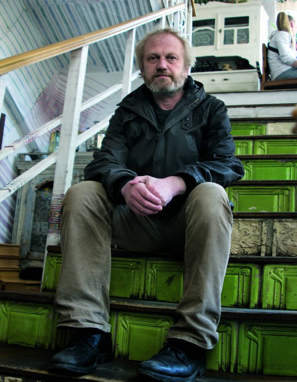 Тарас ПРОХАСЬКО. Народився 16 травня 1968 року в Івано-Франківську. Мати Марія – лікар-педіатр, троюрідна сестра письменниці Ірини Вільде, справжнє ім’я якої Дарина Макогон. Батька Богдана 10-річним депортували разом із матір’ю до спецпоселення у Читі. Звідки повернувся в Україну 1956-го. Брат 47-річний Юрій Прохасько – перекладач із німецької, польської мов та ідишу. Здобув фах ботаніка у Львівському державному університеті імені Івана Франка. Брав участь у революції на граніті. Працював в Івано-Франківському інституті карпатського лісівництва. Згодом – учителював, був барменом, сторожем, ведучим на радіо. Автор книжок ”Інші дні Анни”, ”FM ”Галичина”, ”НепрОсті”, ”Лексикон таємних знань”, ”З цього можна зробити кілька оповідань”, ”Порт Франківськ”. 2013 року премією ”Книга року Бі-Бі-Сі” відзначили дитячу книжку ”Хто зробить сніг”. Написав її разом із тодішньою дружиною Мар’яною Прохасько. Працює в івано-франківській обласній газеті ”Галицький кореспондент”. Одружений утретє. 34-річна Наталія – журналіст. Мають сина Луку, 4 місяці. Син від першого шлюбу 25-річний Маркіян – журналіст, письменник, на рік старший Богдан – архітектор. У вересні позаторік народився перший онук – Августин