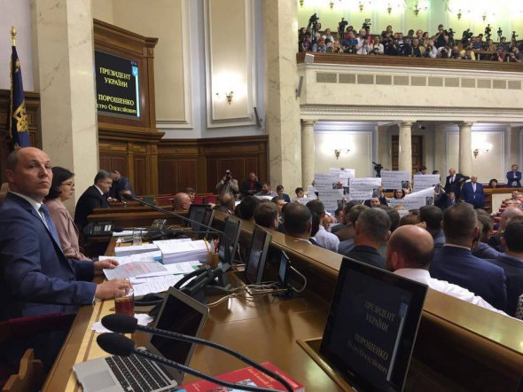 Луценко відзвітував за рік роботи на посаді генпрокурора