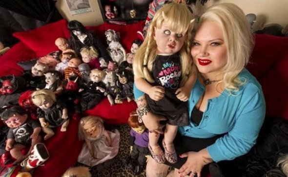 Мерилін Менсфілд зібрала колекцію ляльок, які схожі на живих дітей