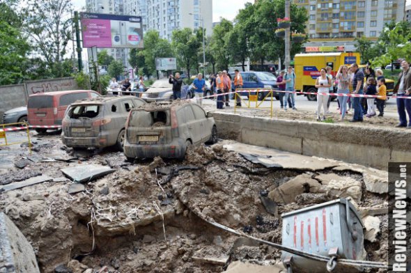 Фонтан води сягнув шостого поверху. Фоторепортаж з місця прориву труби у Києві