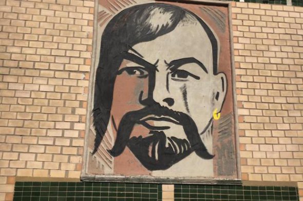 Барильєф Леніна перетворили на чубатого козака