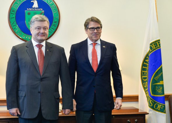 Трамп запевнив Порошенка в «тверду підтримку України» в політичній та економічній сферах