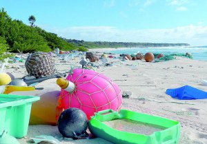 Сміття на берег Гендерсона виносить течія. Екологи вирішують, що робити з непотребом. Від найближчого міста до острова треба плисти три дні