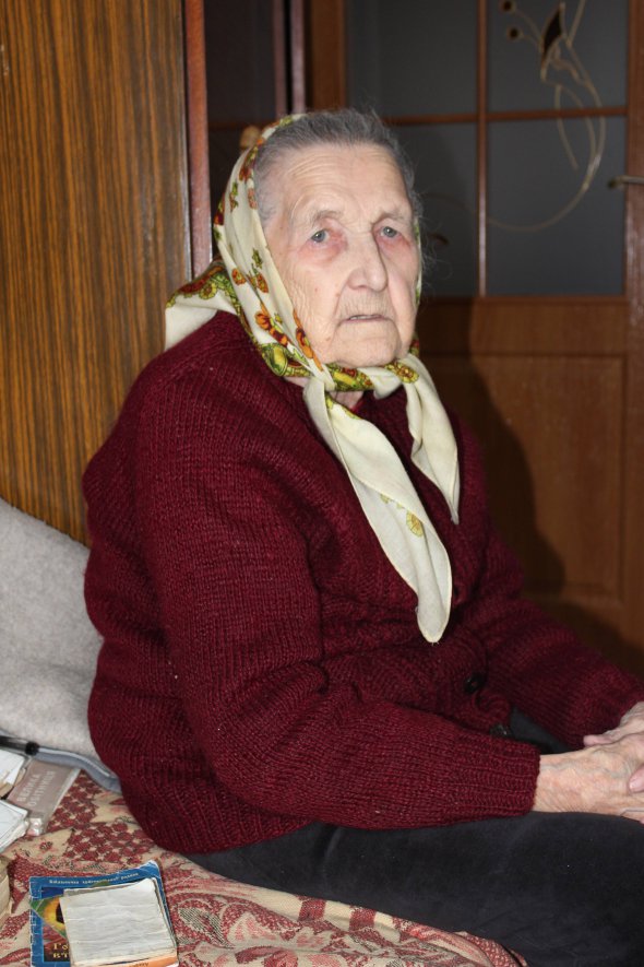 Ганна Духович, 91 рік. Народилася 1 жовтня 1925-го у селі Крилос (нині – Галицький район Івано-Франківської області). Мати Анастасія Мельничук була громадською діячкою, батько Пилип Духович – січовим стрільцем. У подружжя було ще троє дочок: Олена, Слава і Матрона. Закінчила учительську семінарію в Станіславі (зараз Івано-Франківськ. – Країна). Була вчителькою молодших класів. Член Організації українських націоналістів. Вишкіл проходила у селі Блюдники Галицького району. Згодом пройшла вишколи радисток і телеграфісток у Карпатах. Була у сотні УПА ”Благого”. Мала псевда ”Уляна” і ”Наталка”. 2 квітня 1946 року арештували. За п’ять місяців трибунал Міністерства внутрішніх справ Станіславської області засудив на 10 років позбавлення волі і п’ять років обмеження громадянських прав із конфіскацією майна. Матір і наймолодшу сестру вислали на спецпоселення у Караганду в Казахстані. Покарання відбувала у Воркуті. Там познайомилася з майбутнім чоловіком – політв’язнем Іваном Бігуном. Після звільнення подалася з ним у Караганду. 1961-го після смерті чоловіка переїхала в місто Першотравенськ на Дніпропетровщині. 20 років працювала на шахті. У 1990-х оселилася в Бурштині на Івано-Франківщині. Має трьох синів – Тараса, Ігоря та Михайла, чотирьох онуків і п’ятьох правнуків