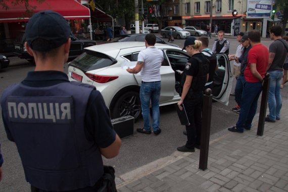 У Дніпрі водій підстрелив буйного наркомана за танці на машині