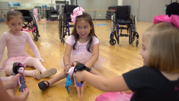Лялька на інвалідному візку: дизайнер представив нову іграшку для дітей