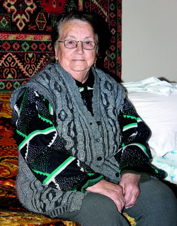 Ганна ЛІНЬКО, 93 роки, колишня зв’язкова і розвідниця Української повстанської армії. Народилася 2 вересня 1924-го в селі Терпилівка Підволочиського району на Тернопільщині. Батьки Анастасія Борсуля і Степан Ковальчук були селянами. Мала старшого на три роки брата Івана. 1946-го його засудили за участь в українському націоналістичному підпіллі. Відбував покарання в Республіці Комі. Початкову школу закінчила у рідному селі. До сьомого класу вчилася у Новому Селі, потім – у Збаразькій торговельній гімназії. Наприкінці 1942 року стала членом Організації українських націоналістів. Працювала зв’язковою і розвідницею. Пройшла медичний вишкіл у підпіллі. Мала псевдо ”Лілея”. 21 квітня 1949-го заарештували у Львові. За чотири місяці засудили до 10 років виправно-трудових таборів і п’яти років позбавлення громадянських прав. Покарання відбувала у таборі суворого режиму ”Берлаг” у Магаданській області. Звільнена у квітні 1955-го. Одружилася з колишнім політв’язнем Трохимом Ліньком на псевдо ”Граб”. Подружжя не могло прописатися у Терпилівці, тому виїхали жити у Волочиськ Хмельницької області, згодом – у Збараж на Тернопільщині. З проголошенням незалежності України обоє були реабілітовані. Трохим Лінько помер 2004 року. Хворів на рак. Дітей не мали. Живе у місті Збараж. Мешкає в будинку, який звела разом із чоловіком