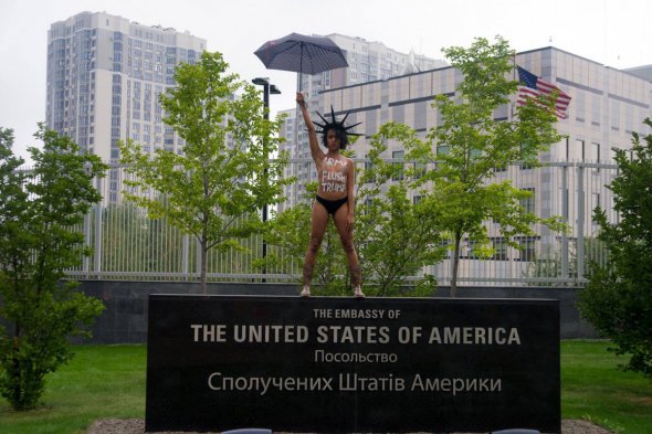 Полуголая активистка Femen попросила циклон Ирма об услуге