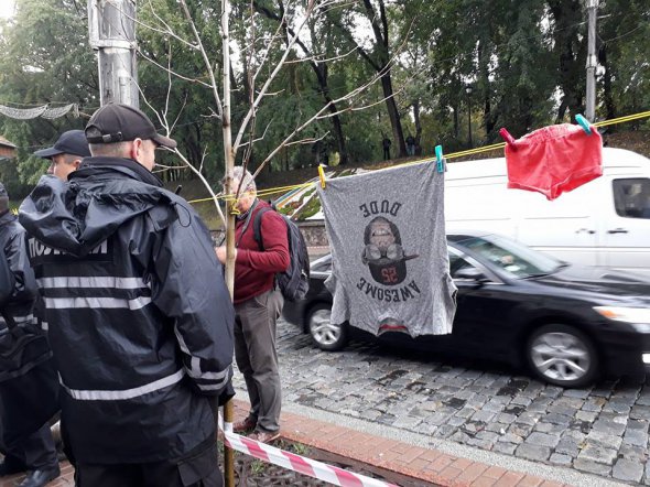 Переселенці в домашніх халатах і тапочках влаштували флешмоб