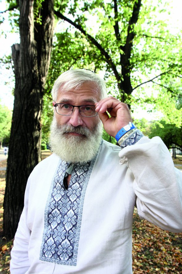 Ðикола ÐÐÐÐÐЬ, 58 ÑокÑв, поеÑ. СпÑÐ°Ð²Ð¶Ð½Ñ Ð¿ÑÑзвиÑе â СеÑгÑÑнко. ÐаÑодивÑÑ 1 квÑÑÐ½Ñ 1959 ÑÐ¾ÐºÑ Ð²Â ÐдÑадÑвÑÑ ÐаÑ
мÑÑÑÑкого ÑÐ°Ð¹Ð¾Ð½Ñ Ð½Ð°Â ÐонеÑÑинÑ. ÐаÑÑко мав паÑÑкÑ, Ñозводив поÑодиÑÑиÑ
коней â веÑÑ
овиÑ
Ñ ваговозÑв. ÐакÑнÑив ÑÐºÐ¾Ð»Ñ Ð²Â ÑÑÑÑднÑÐ¾Ð¼Ñ ÐайÑевомÑ. ÐÑовалив вÑÑÑпний екзамен на геологÑÑ Ð¹Â ÑозвÑÐ´ÐºÑ ÐºÐ¾ÑиÑниÑ
копалин Ñ ÐонеÑÑкий полÑÑеÑ
нÑÑний ÑнÑÑиÑÑÑ. РÐÑÑемÑвÑÑÐºÐ¾Ð¼Ñ ÑндÑÑÑÑÑалÑÐ½Ð¾Ð¼Ñ ÑеÑ
нÑкÑÐ¼Ñ Ð²Ð¸Ð²ÑивÑÑ Ð½Ð°Â ÑеÑ
нÑка-меÑ
анÑка. РаÑмÑÑ ÑлÑжив Ñ ÐоÑквÑ, в ТаÑÑÑево СаÑаÑовÑÑÐºÐ¾Ñ Ð¾Ð±Ð»Ð°ÑÑÑ Ð¹Â Ð½Ð°Â ÐºÐ¾ÑмодÑÐ¾Ð¼Ñ Ð²Â ÐайконÑÑÑ. Ðа напÑавленнÑм поÑÑ
ав Ñ СÑмÑеÑополÑÑÑкий домобÑдÑвелÑний комбÑнаÑ. ÐдÑÑживÑÑ, пеÑебÑалиÑÑ Ð´Ð¾Â Ð´ÑÑжини в ÐоÑлÑвкÑ, Ñам оÑÑимав кваÑÑиÑÑ. ÐÑаÑÑвав диÑпеÑÑеÑом Ð·Ð°Ð²Ð¾Ð´Ñ âÐлаÑÑомеÑâ. ÐакÑнÑив кÑÑÑи майÑÑÑа геологÑÑ. Ðздив Ñ вÑдÑÑÐ´Ð¶ÐµÐ½Ð½Ñ Ð¿Ð¾Â ÑаÑ
ÑаÑ
ÐонбаÑÑ Ð½Ð°Â Ð±ÑÑÑÐ½Ð½Ñ Ð²ÐµÐ»Ð¸ÐºÐ¾Ð³Ð¾ дÑамеÑÑа. âÐâÑÑÑ ÑокÑв ÑÐ¾Ð¼Ñ Ñин кÑпив ÑÐ¾Ð±Ñ Ñа дÑÑÐ¶Ð¸Ð½Ñ Ð³ÑÑÑÑÐºÑ Ð²ÐµÐ»Ð¾Ñипеди Cannondale. Я пÑоÑÑ
авÑÑ â вÑн леÑиÑÑ. ÐÑже ÑподобалоÑÑ. Я нам Ñз дÑÑÐ¶Ð¸Ð½Ð¾Ñ ÐºÑпив деÑевÑÑ, ÑкÑаÑнÑÑÐºÑ Ardis. ÐÑÑÑмо пÑоÑÑ
аÑиÑÑ Ð²ÑÑма облаÑÑÑми з пÑезенÑаÑÑÑми моÑÑ
книжокâ. ÐдÑÑжений ÑдÑÑге. Сини â пÑокÑÑоÑи. СÑаÑÑий пÑаÑÑÑ Ð²Â Ð¡Ð¸Ñ
ÑвÑÑÐºÐ¾Ð¼Ñ ÑÐ°Ð¹Ð¾Ð½Ñ ÐÑвова, молодÑий â на ÐонеÑÑинÑ. ÐонÑка ЮлÑÑ ÑоÑÑк пеÑебÑалаÑÑ Ð·Â ÐдеÑи в канадÑÑкий ÐанкÑвеÑ â до ÑоловÑка. У ÐоÑÐºÐ²Ñ Ð¶Ð¸Ð²ÑÑÑ Ð±ÑÐ°Ñ Ñ ÑеÑÑÑа, з Ñкими майже не ÑпÑлкÑÑÑÑÑÑ. Ð 2008 ÑокÑ, вÑдколи Ð¿Ð¾Ð¼ÐµÑ Ð±Ð°ÑÑко, живе з маÑÑÑâÑ Ñа дÑÑÐ¶Ð¸Ð½Ð¾Ñ Ð²Â ÐдÑадÑвÑÑ. ÐаÑÑÑ ÑÐ²Ð¾Ñ Ð¼âÑÑо, молоко, мед, гоÑодинÑ. ÐваÑÑиÑа в окÑпованÑй ÐоÑлÑвÑÑ ÑÑоÑÑÑ Ð¿ÑÑÑкоÑ. Ðидав книжки âÐÐ¾Ð»Ð¾Ð½Ñ ÑонÑÑâ, âÐжеÑело ÑÑÑиниâ, âÐолоâ й âÐÑÑÑла, або ÐлаговÑÑÑ ÐÑбовÑâ. ÐипÑÑÐºÐ°Ñ Ð·Ð´ÐµÐ±ÑлÑÑого ÑвоÑм коÑÑом, бо âдомовлÑÑиÑÑ Ð·Ñ ÑпонÑоÑами пÑинизливоâ