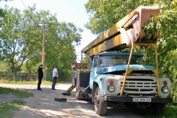 Через дерева між жителькою села Щітки та сільським головою Писарівки 