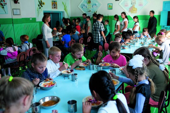 Діти обідають у шкільній їдальні села Микільське на Кіровоградщині. Усі предмети тут викладають російською, крім української мови та літератури