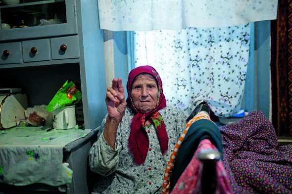 97-річна Агаф’я Фролова із села Золотарівка показує, як накладати старообрядницький хрест – робить це двома пальцями