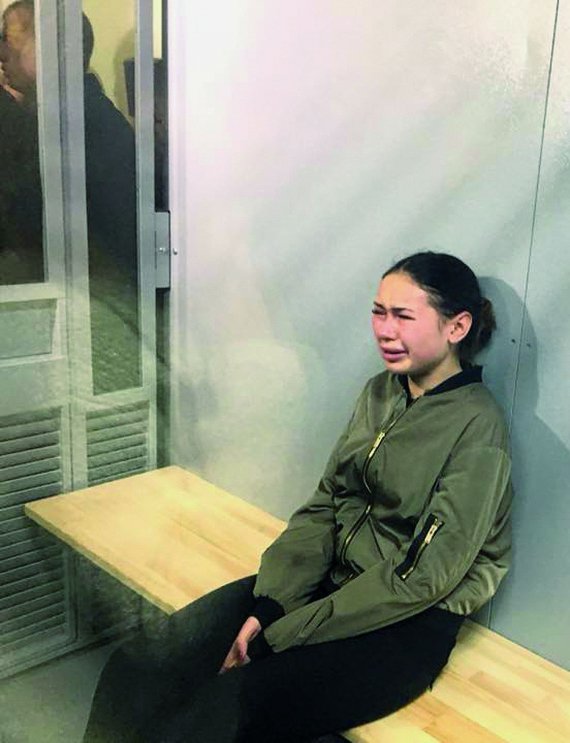 Харків’янка Олена Зайцева плаче під час судового засідання, де їй обирали запобіжний захід за наїзд на пішоходів