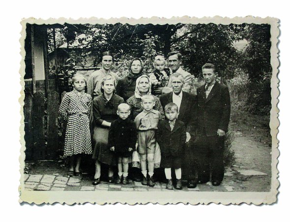 Марія Віслапуу (сидить крайня ліворуч) у селі Жирівка Пустомитівського району на Львівщині зі своїми родичами й дітьми. Поруч сидять її мати Марія і батько Степан. У першому ряду – двоє її синів: Степан (крайній зліва) і Велло (в центрі). Фото зроблене у серпні 1958 року