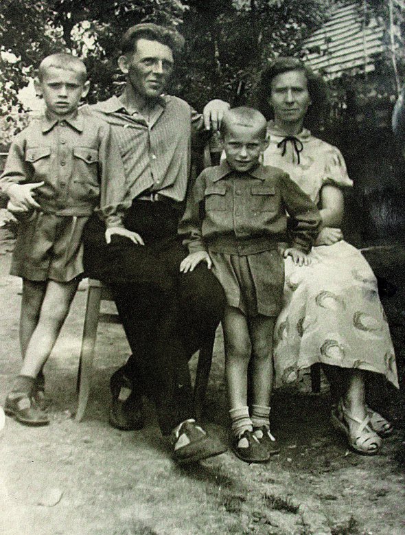 Марія Віслапуу зі своїм чоловіком, учасником естонського антирадянського руху опору Олександром Віслапуу. Поряд стоять їхні діти – Велло (ліворуч) і Степан. Фото 1959 року