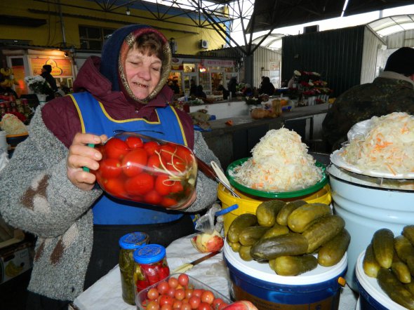 У Вінниці за кілограм квашеної капусти правлять 30-40 грн. По такій ціні помідори. Огірки по 45 грн.