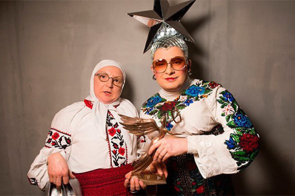 Андрій Данилко (праворуч) та Інна Білоконь у сценічному образі Вєрки Сердючки та її мами