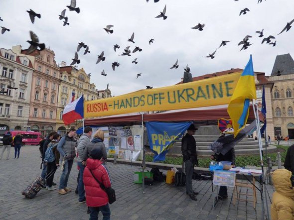 Намет проукраїнських активістів став мішенню росіян.