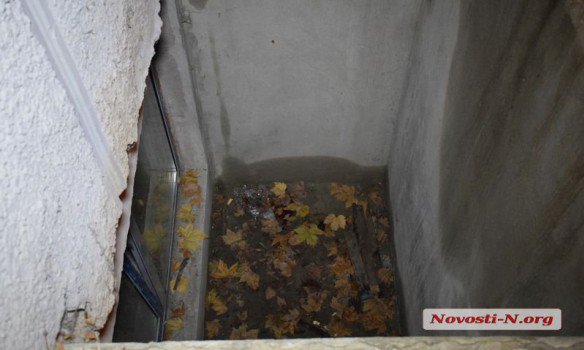 Військовослужбовець провалився в 3-метрову яму