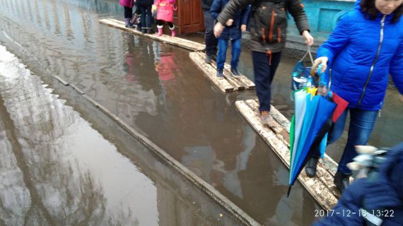 Вход в школу №1 в городе Ахтырка Сумской области