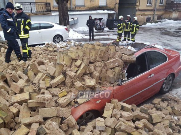 В Киеве рухнула стена дома, завалив авто. Фото