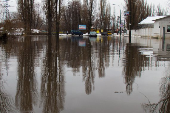 В районе Харьковского шоссе, после дождя появилось настоящее "озеро"
