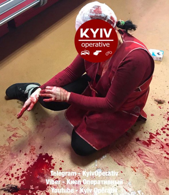 Підлога залита кров’ю: жорстокий напад трапився у магазині в Києві