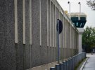 Преступники смогли обойти защиту высокого уровня в тюрьме. В том числе, сломали железобетонные перегородки в вентиляционных отверстиях.