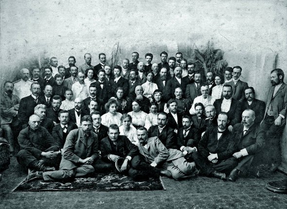 Учасники відкриття пам’ятника Івану Котляревському в Полтаві, 1903 рік. Письменник Григорій Коваленко (в другому ряду третій праворуч) прибув на урочистості з Чернігова. У Полтаві йому дуже сподобалося. Через два роки переїхав сюди жити