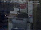 Двор семьи завалены хламом, среди которого нашли странные вещи