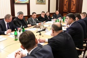 За три года в Украине планируется построить 500 кольцевых развязок, 500 островков безопасности и 1000 пешеходных переходов - Владимир Гройсман. Фото: Цензор.НЕТ